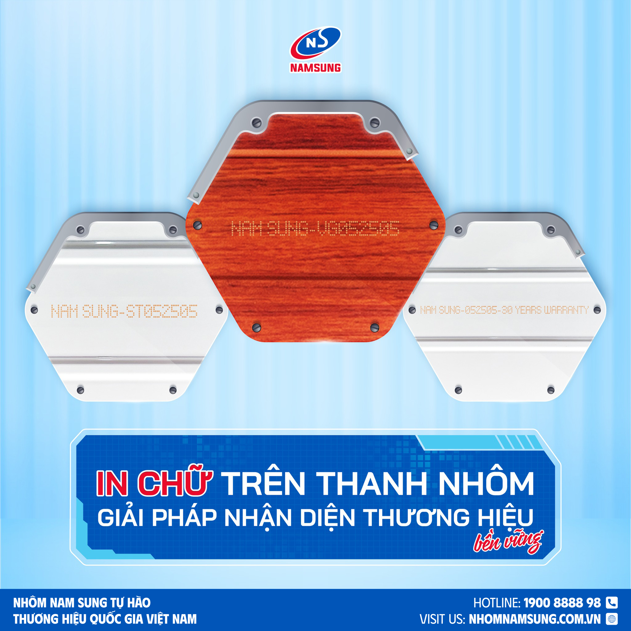 Kiểm tra chữ được in trên thanh nhôm để đảm bảo hàng chính hãng.